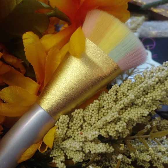 TOO FACED MAGIC RAINBOW STROBING MAKEUP BRUSH - Picture 3 of 6
